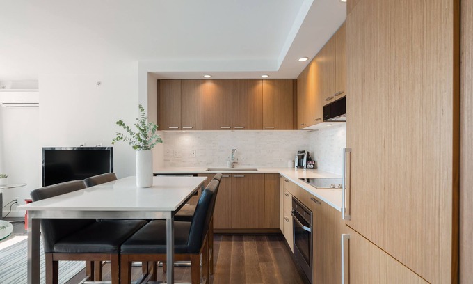 Downtown Vancouver Hotel | Spacious Studio Apartment Conveniently Located in Vancouver