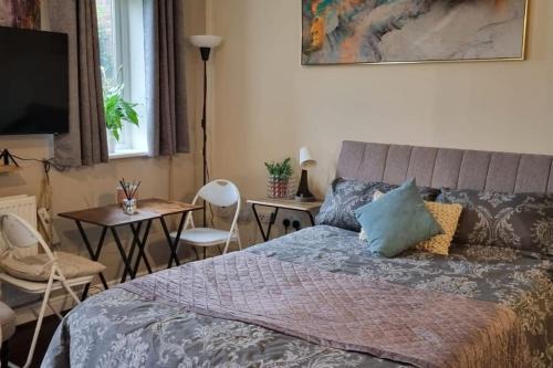 West Molesey Apartment | Spacious Studio with Free Parking West Molesey KT8