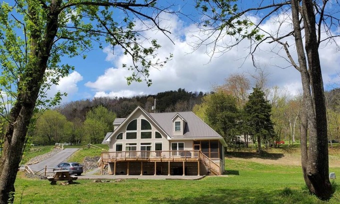 Draper Cabin | Spacious & Stylish Waterfront Home on New River! 3