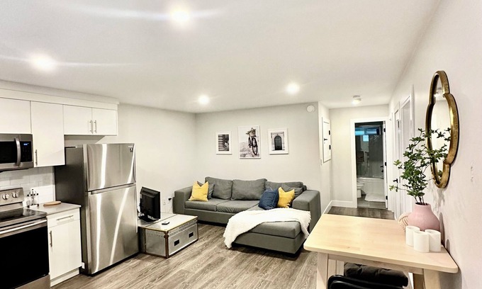 Uptown House | Spacious suite, conveniently located in New Westminster!