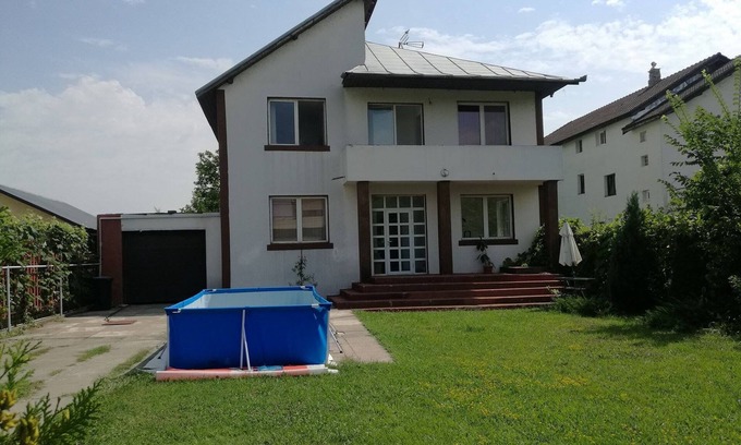 Crevedia Villa | Spacious Villa by the lake 20km to airport and downtown Bucharest