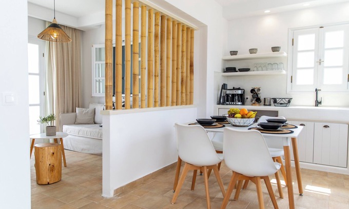 Kastraki Villa | Spacious Villa for 13 with 3 Jacuzzis & BBQ – 5 min from Mikri Vigla Beach!