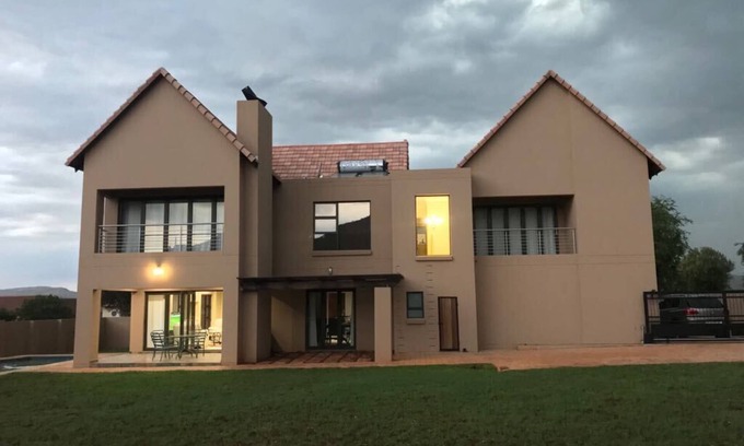 Hartbeespoort House | Spacious villa in a tranquil estate on the shore of the famous Hartbeepoort dam