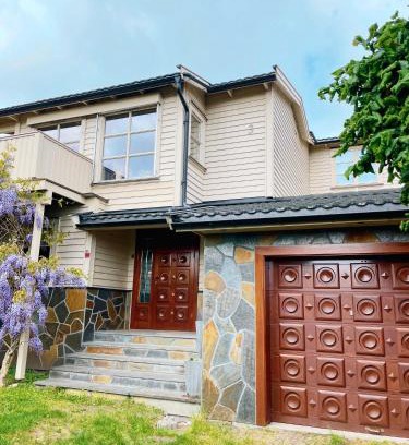 Horten Villa | Spacious villa near coast path, beach and city center