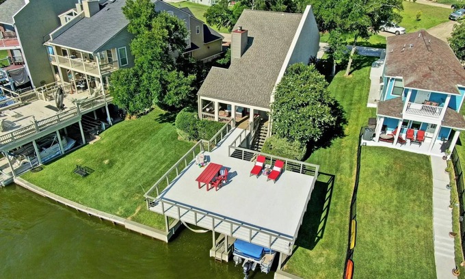 April Sound House | Spacious Waterfront Deck/Kayaks/Workspace/King Bed 680 Thread Count/Prompt Comms