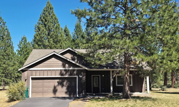 Chiloquin House | Spacious Western Home on 2 acres in the Pines close to Crater Lake