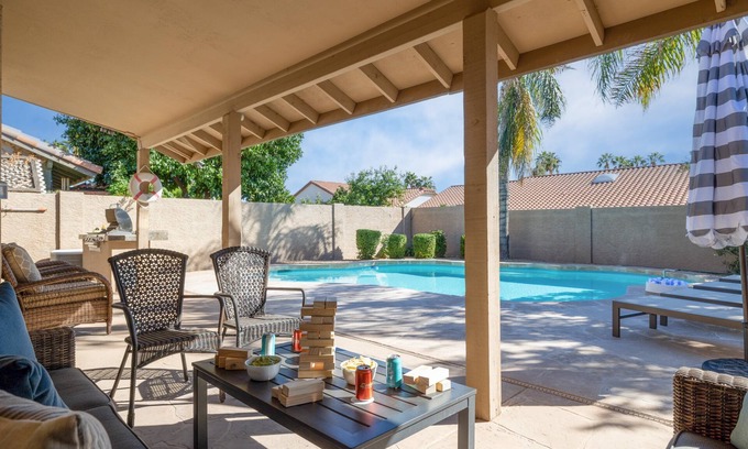 Paradise Valley Village Cottage | Spanish Wells by Avantstay Putting Green + Pool!