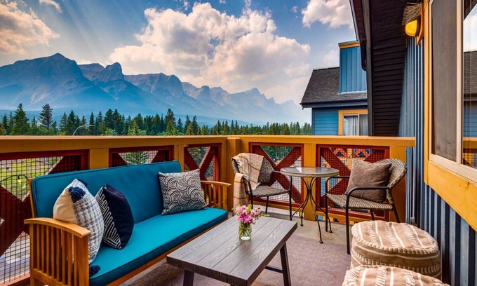 Canmore Apartment | ❤Spectacular 3BR Mountain Views w/Hot Tub & Gym❤