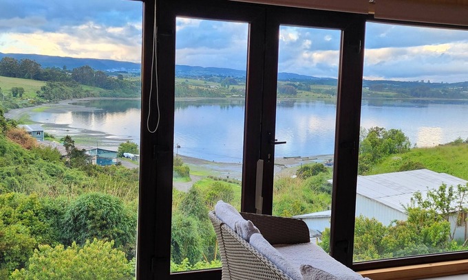 Chonchi Cabin | Spectacular house overlooking the sea, come and relax, it is cozy and bright.