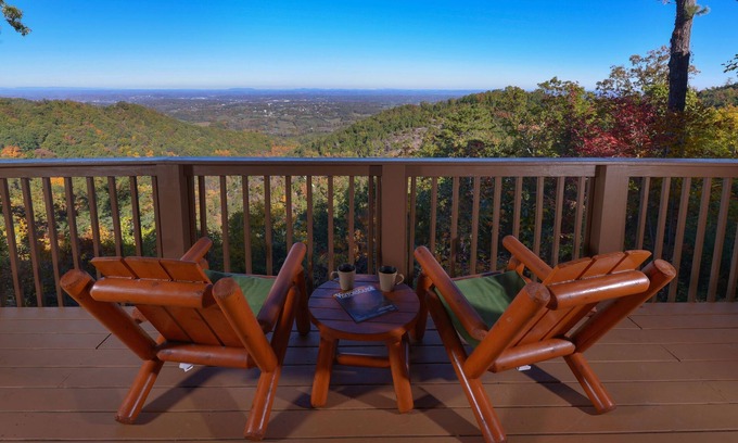 Sevierville Cabin | SPECTACULAR VIEWS, JACUZZI, CLEAN CABIN, FAST WIFI, IDEAL LOCATION, BY DOLLYWOOD