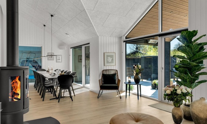 Dronningmolle House | Spend a fantastic vacation in this spacious and modern vacation home in Dronningmølle.