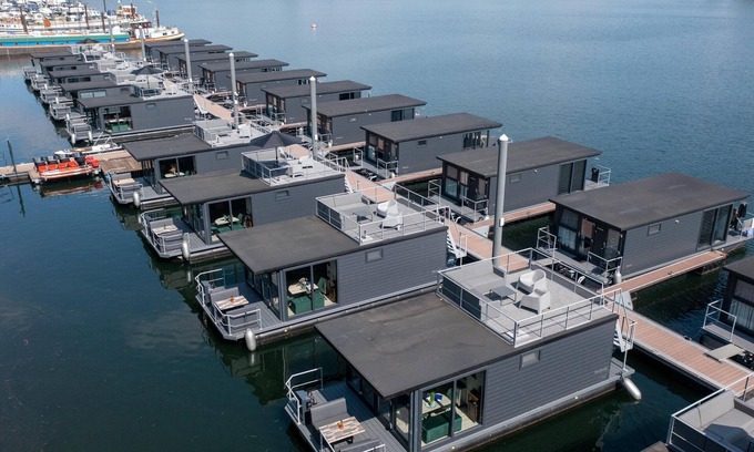 Middelaar Boat Rental | Spend the night at a unique location in Limburg