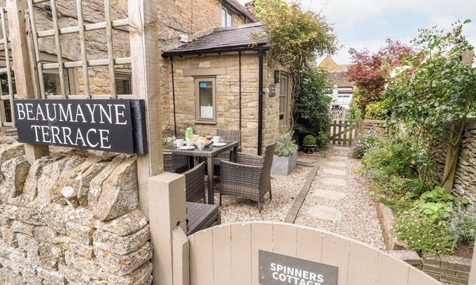 Stow-on-the-Wold Cottage | SPINNERS COTTAGE, pet friendly, with open fire in Stow-On-The-Wold