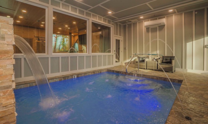 Gatlinburg - Pigeon Forge Cabin | SplashMtnLodge: POOL, Mtn Views, Theater, Games, Hot Tub, Wifi, LARGE GROUPS!