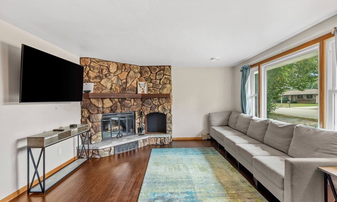 Ashwaubenon House | Splendid Split Level - 1 Mile from Lambeau Field