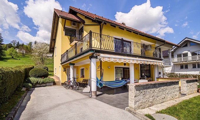 Podcetrtek Apartment | Split three bedroom apartment with terrace