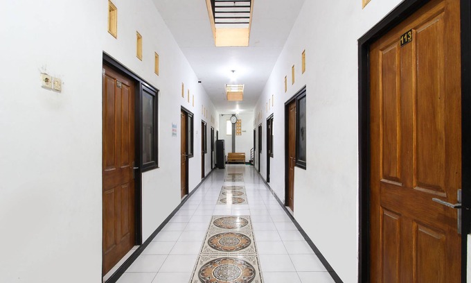 Demak Hotel | SPOT ON 91935 Hellena Guesthouse