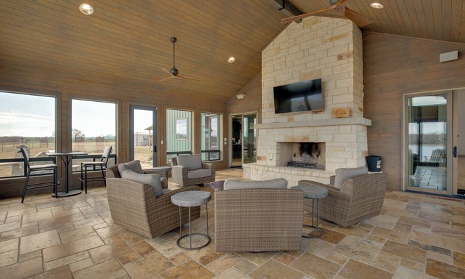 Elmo House | Sprawling Kaufman Home w/On-Site Lake & Fire Pit