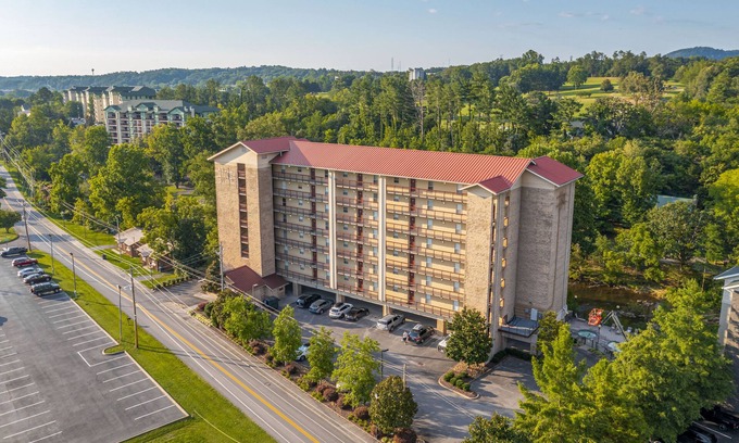 Pigeon Forge Condo | Spring and Summer Dates Available - Discounted Rates - Cedar Lodge