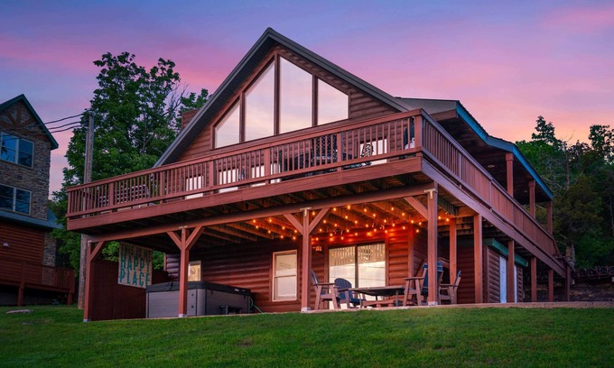 Branson West House | SPRING SPECIAL! Lake Views ,Barrel Sauna & Hot Tub