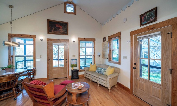 Ore City Cottage | Sproul Cottage- On Lake O' the Pines- ADA