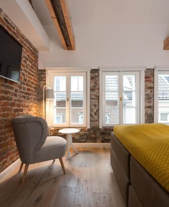 Dusseldorf Old Town Apartment | Square Rooms 20