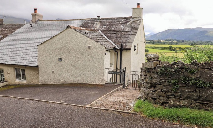 Bassenthwaite Cottage | SQUIRREL COTTAGE, pet friendly, with open fire in Bassenthwaite