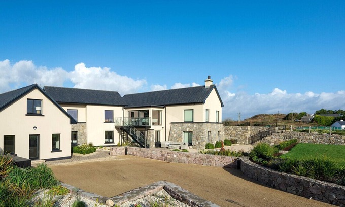 Carraroe Ski Chalet | Sruthán Pier House - A luxurious getaway awaits