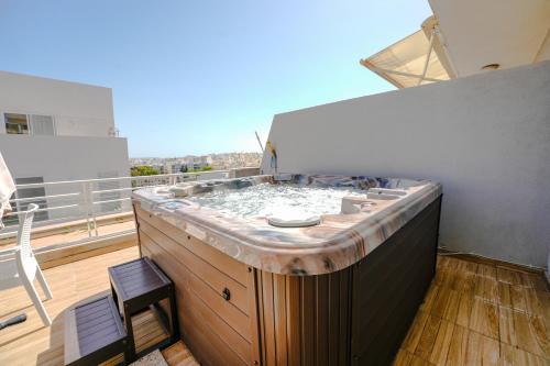 Ta' Giorni Apartment | St Julians flat with Jacuzzi