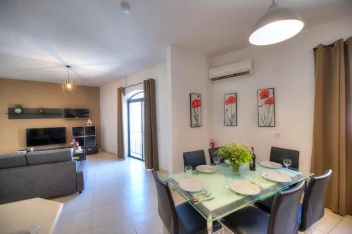 Ta' Giorni Apartment | St Julians Lovely 3 Bedrooms By Homely