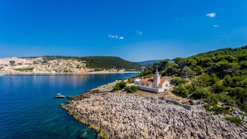 Pucisca Villa | St. Nicholas lighthouse - island of Brač