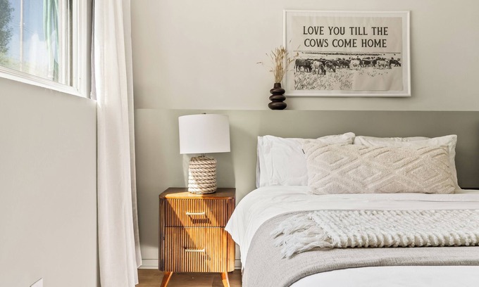 Southwest Calgary House | Stampede Saloon- 5 Guests, Walk to Stampede/DT/Close to Attractions!