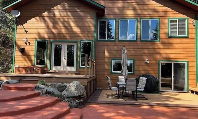 Sandpoint House | Stay at The Hideaway, a spacious home on a secluded, wooded acre in in Sandpoint