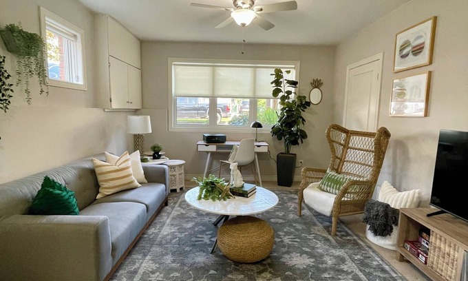 St. Catharines Apartment | Stay Here First! – Perfect for Longer Stays & Newcomers, Pet-Friendly 1BR