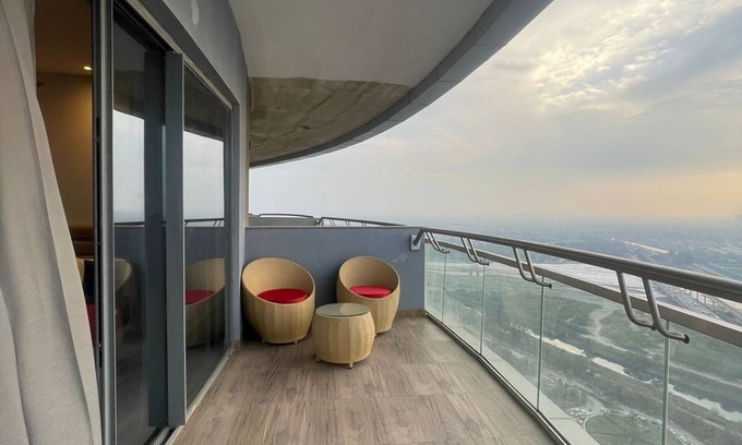 Noida Apartment | Stay in luxurious s