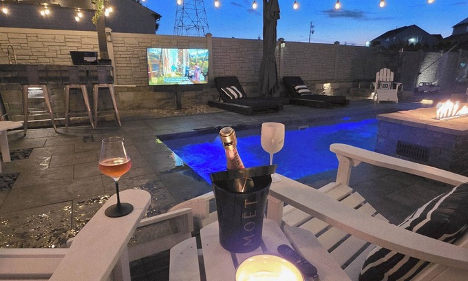 Palmer Condo | Staycation Oasis! A unique Experience!nnHeated salt water pool closing 10/31/25!