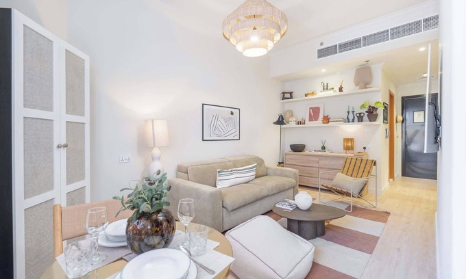 Jumeirah Village Triangle Apartment | StayShort - Cozy Apartment in JVT Sleeps 4 with Balcony