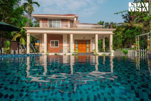 Nagaon Villa | StayVista at 27 Flora with Lawn, Pool, WiFi