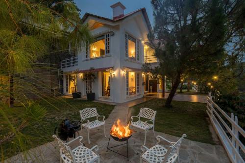 Kasauli Villa | StayVista at Bellevue with Outdoor Jacuzzi