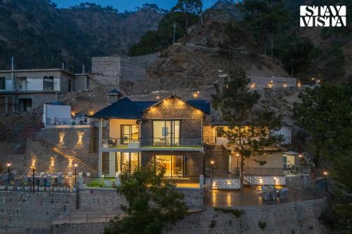 Kasauli Villa | StayVista at Ridge of Twilight Luxury 4bhk with Jacuzzi, Bonfire, BBQ in Kasauli