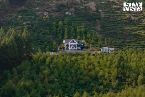 Jubbal Villa | StayVista at Teer Bangla 3BHK Elegant Villa on Hilltop with WiFi, Heater, Bonfire