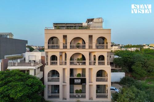 DLF Phase 3 Hotel | StayVista Residences near Cyber City Hub with Gym & Air Purifier