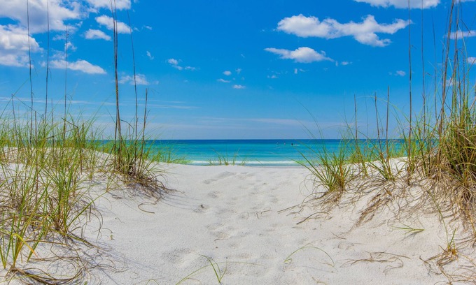 Holiday Beach House | Stella by the Sea on Thomas Dr Across the Street from the Beach!