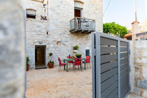 Omales House | Stenorougi Charias