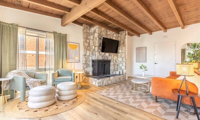 El Porto Apartment | Steps to Beach Manhattan Beach 2 Bedroom Parking