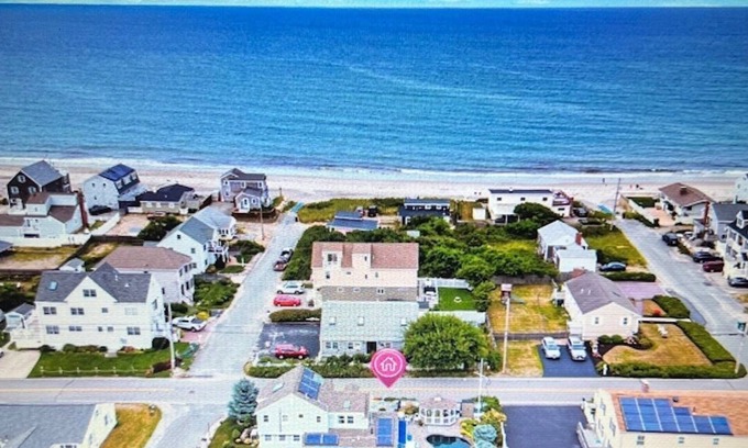 Ocean Bluff-Brant Rock Cottage | STEPS to Private Beach-7 Beds, 11 guests, Pool, Fenced Yard, River access
