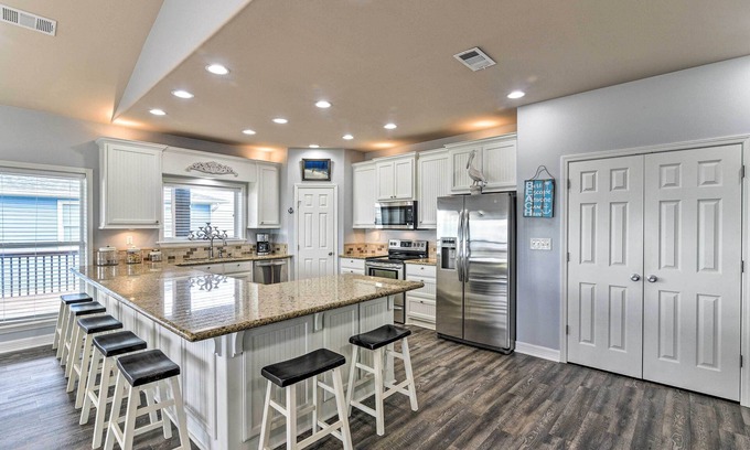 Crystal Beach House | Steps to Shore: Crystal Beach Retreat w/Deck!