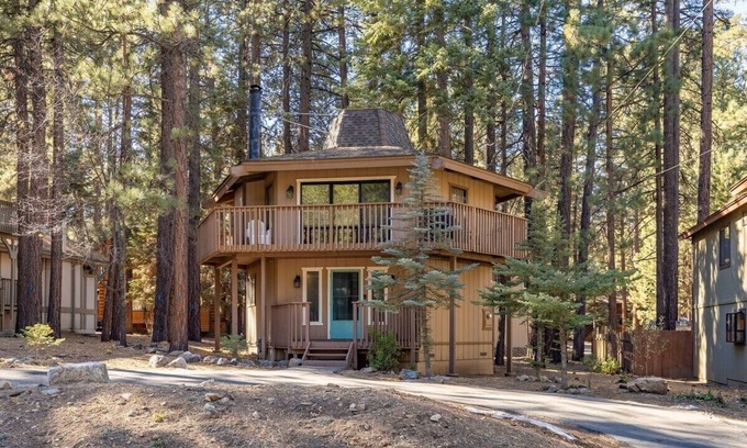 Summit Estates Cabin | Steps to Snow Summit.Updated. Cozy Fireplace. BBQ.