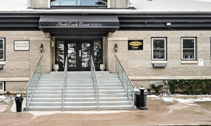 Craigleith Apartment | Steps to the Hill 1 Bedroom Wifi Crave TV