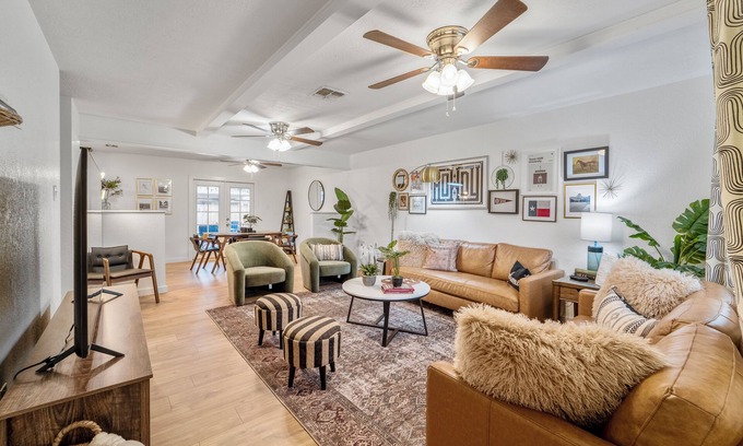 Southwood Valley House | Stocked Kitchen & Bath ✦ King Beds ✦ Smart TV/Fast WiFi ✦ 10 Minutes to A&M